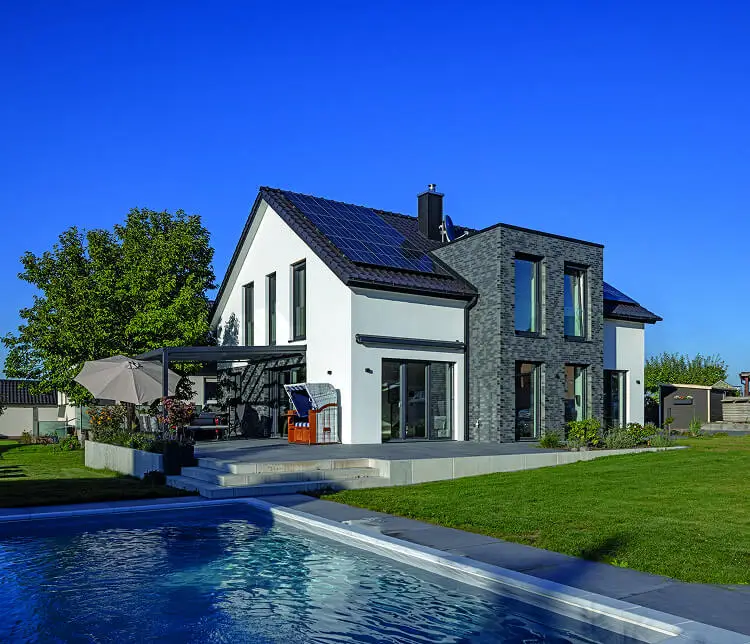 Modernes Einfamilienhaus mit Garten und Pool bei sonnigem Wetter